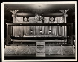 Een etalage bij de Aeolian Company, 29 West 42nd Street, New York door Byron Company